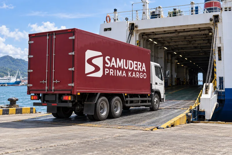 Truk boks FUSO berlogo Samudera Prima Kargo saat menaiki kapal feri